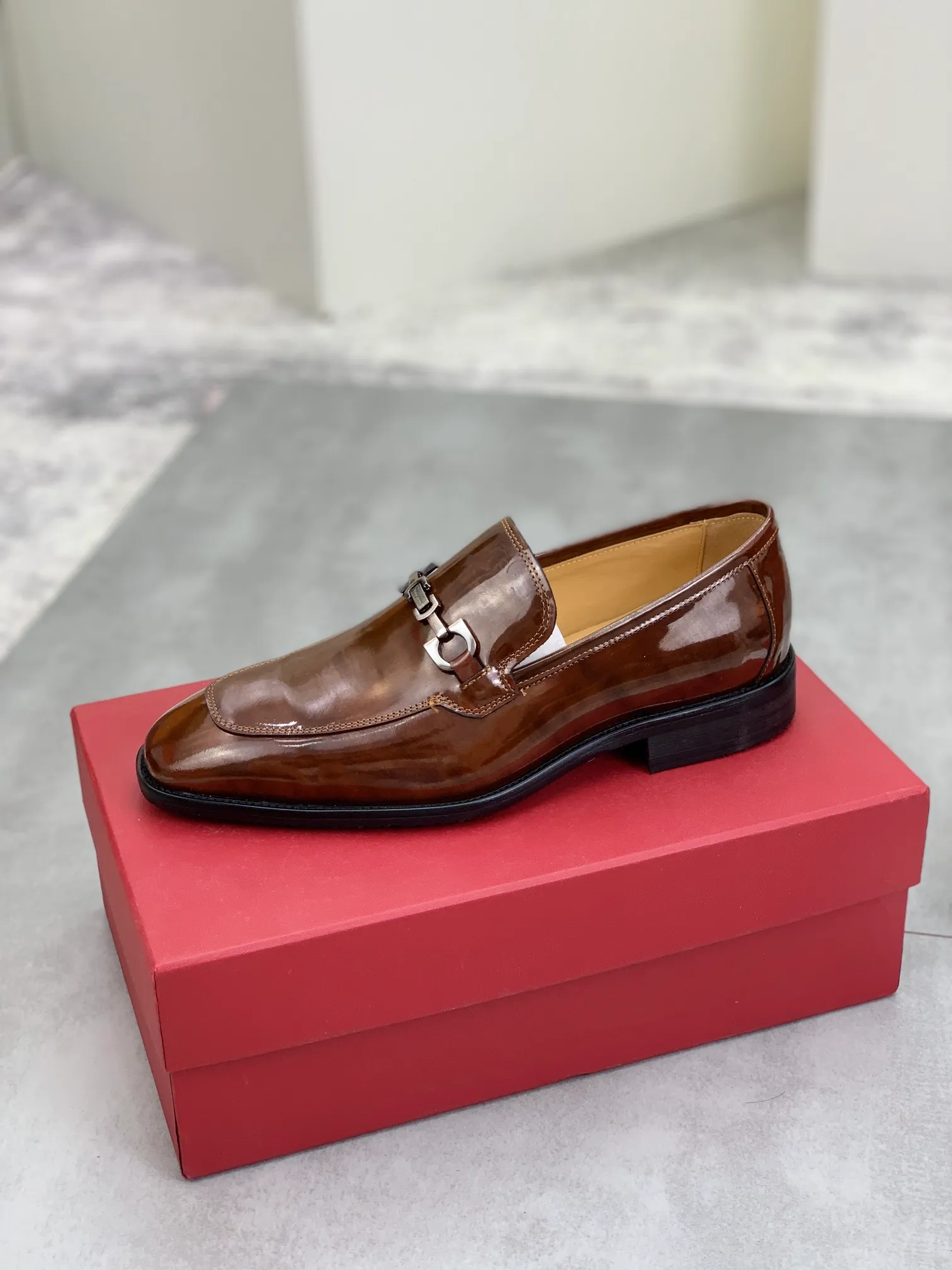 Men's Men's Shoes 💰P460💰[New Style] Water-dyed Niuli 🆘[Salvatore Ferragamo] Ferragamo's latest casual business leather shoes for men! Available at counters simultaneously! The fabric is made of specially imported original pebbled calfskin, and the lining is made of imported water-dyed cowhide. It is absolutely luxurious and leads the fashion trend. Matching code: 38-45 (46 can be customized) Black, brown and burgundy colors available